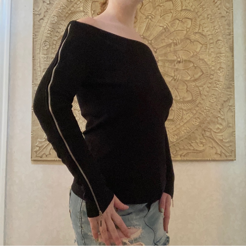 black long sleeve zipper top